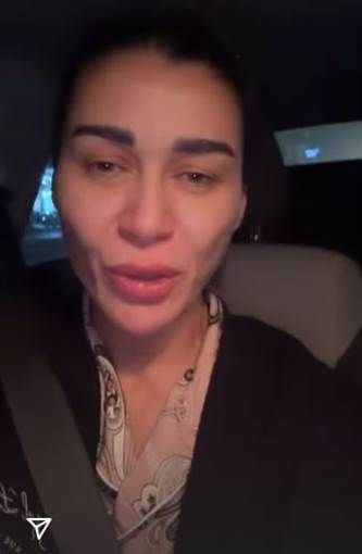 بالبيجاما.. نادين الراسي تترك منزلها بسبب القصف الإسرائيلي