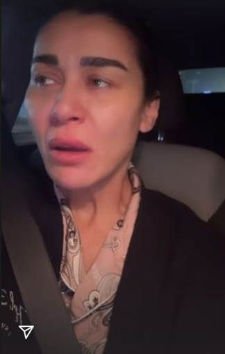 بالبيجاما.. نادين الراسي تترك منزلها بسبب القصف الإسرائيلي