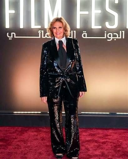 يسرا تتألق ببدلة لامعة دون قميص في مهرجان الجونة خطفت النجمة يسرا الأنظار في حفل الموسيقار هشام نزيه الذي أقيم على هامش مهرجان الجونة السينمائي في دورته الساب إقرأ المزيد