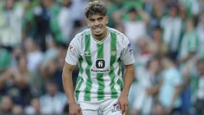 ريال بيتيس يمدد عقد الزلزولي حتى 2029