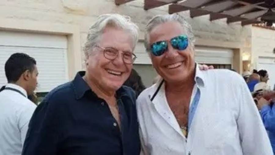 بكاء وتأثر حسين فهمي أثناء تشييع جنازة شقيقه مصطفى فهمي تم تشييع جثنمان الفنان الراحل مصطفى فهمي عقب صلاة الظهر من مسجد النيل بمنطقة الدقي بالقاهرة.وحسب مصادر مقرب إقرأ المزيد