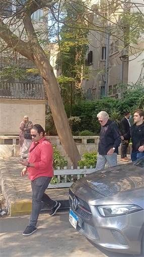 بكاء وتأثر حسين فهمي أثناء تشييع جنازة شقيقه مصطفى فهمي تم تشييع جثنمان الفنان الراحل مصطفى فهمي عقب صلاة الظهر من مسجد النيل بمنطقة الدقي بالقاهرة.وحسب مصادر مقرب إقرأ المزيد