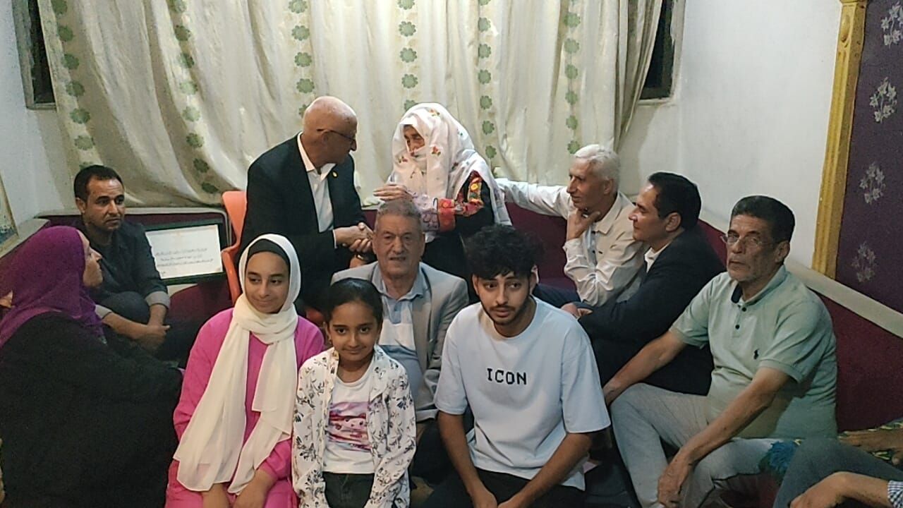 "مجاور" يزور المجاهدة" فرحانة" بمنزلها بالعريش ويؤكد على تشكيل لجنة لاختيار حي باسمها لتنفيذا لتوجيهات الرئيس (صور)