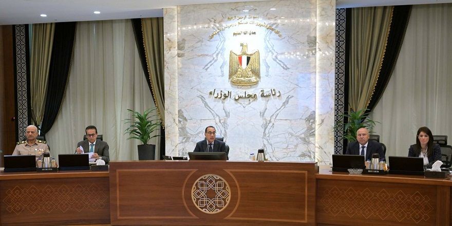 رئيس الوزراء يوجه المسئولين بالرد على ما يتم تداوله على…