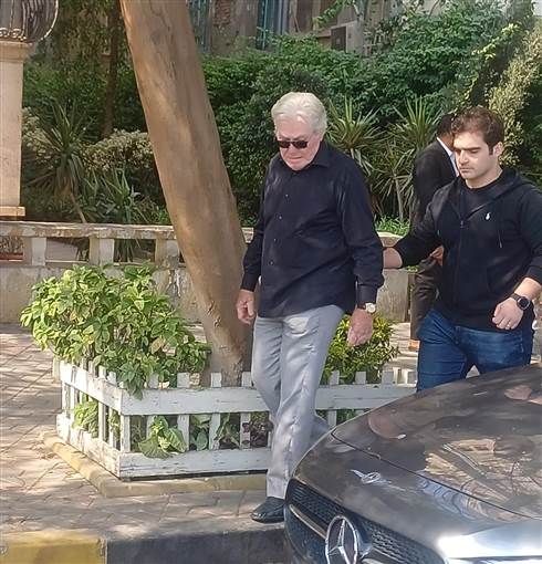 بكاء وتأثر حسين فهمي أثناء تشييع جنازة شقيقه مصطفى فهمي تم تشييع جثنمان الفنان الراحل مصطفى فهمي عقب صلاة الظهر من مسجد النيل بمنطقة الدقي بالقاهرة.وحسب مصادر مقرب إقرأ المزيد