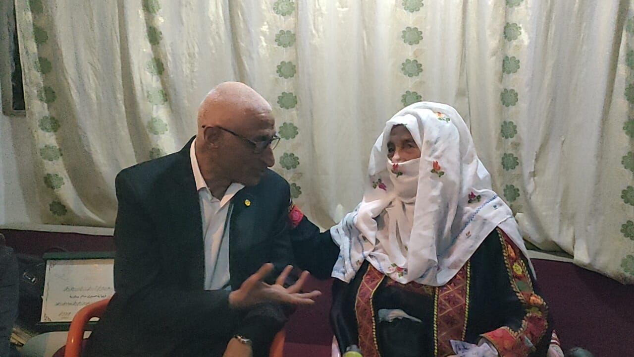 "مجاور" يزور المجاهدة" فرحانة" بمنزلها بالعريش ويؤكد على تشكيل لجنة لاختيار حي باسمها لتنفيذا لتوجيهات الرئيس (صور)