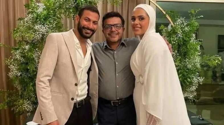 محمد هنيدي يحتفل بخطبة ابنته.. صور احتفل الفنان محمد هنيدي بخطبة ابنته فريدة الجمعة 1 نوفمبر.. وأحيا حفل الخطبة المطرب أوكا الذي قدم مجموعة من أ إقرأ المزيد