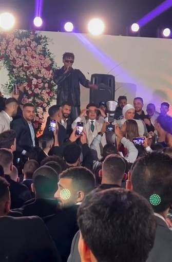 محمد هنيدي يحتفل بخطبة ابنته.. صور احتفل الفنان محمد هنيدي بخطبة ابنته فريدة الجمعة 1 نوفمبر.. وأحيا حفل الخطبة المطرب أوكا الذي قدم مجموعة من أ إقرأ المزيد
