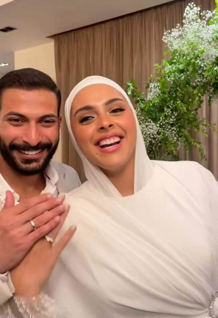 محمد هنيدي يحتفل بخطبة ابنته.. صور احتفل الفنان محمد هنيدي بخطبة ابنته فريدة الجمعة 1 نوفمبر.. وأحيا حفل الخطبة المطرب أوكا الذي قدم مجموعة من أ إقرأ المزيد