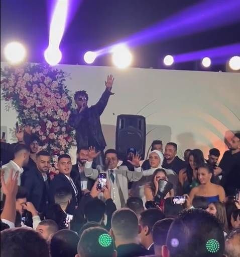 محمد هنيدي يحتفل بخطبة ابنته.. صور احتفل الفنان محمد هنيدي بخطبة ابنته فريدة الجمعة 1 نوفمبر.. وأحيا حفل الخطبة المطرب أوكا الذي قدم مجموعة من أ إقرأ المزيد