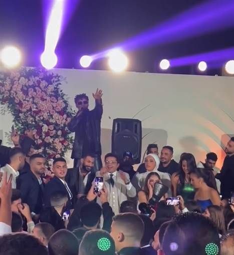 محمد هنيدي يحتفل بخطبة ابنته.. صور احتفل الفنان محمد هنيدي بخطبة ابنته فريدة الجمعة 1 نوفمبر.. وأحيا حفل الخطبة المطرب أوكا الذي قدم مجموعة من أ إقرأ المزيد