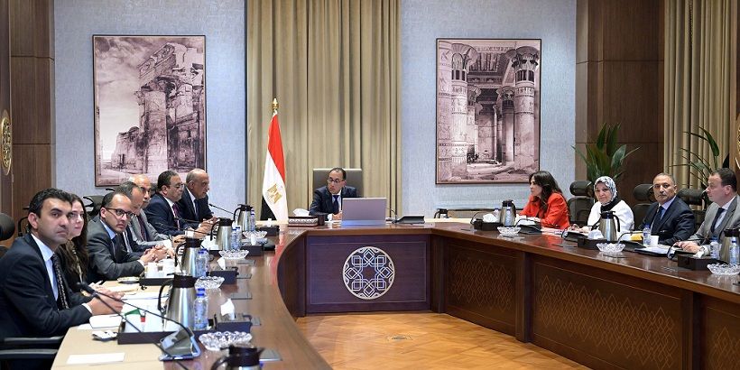 مدبولي يستعرض مع وزير الكهرباء موقف مشروعات الطاقة الجديدة…