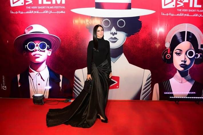 تكريم درة في مهرجان الأفلام القصيرة جدا أقيم مساء الأحد 3 نوفمبر حفل افتتاح الدورة الأولى من مهرجان الأفلام القصيرة جدا بالعين السخنة VS-Film وشهد ا إقرأ المزيد