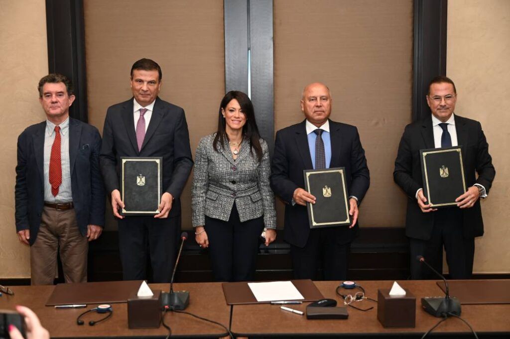 توقيع وثيقة مشروع القطن المصري بين وزارتي الصناعة والزراعة…