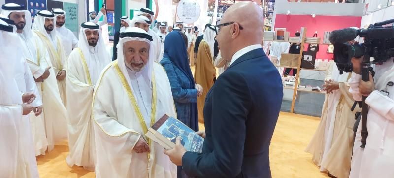 حاكم الشارقة يتفقد ”جناح الهيئة المصرية العامة للكتاب” في ”معرض الشارقة الدولي...