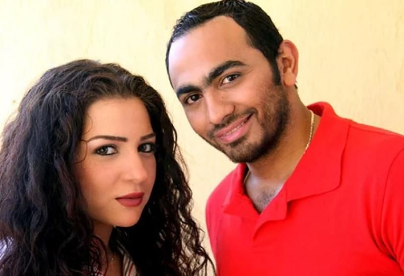 تامر حسني يطلب من جمهوره الدعاء لوالدة مي عز الدين