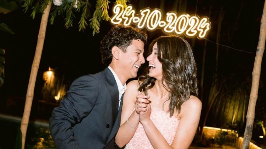 أحمد داش يعلن عن خطوبته أعلن الفنان أحمد داش خطبته وشارك الجمهور فرحته حيث نشر أحمد داش صورة من حفل الخطبة واكتفى بالتعليق عليها بوض إقرأ المزيد