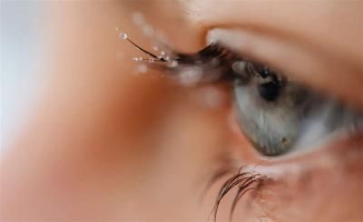 نوع محدد من المكسرات يعزز صحة العين