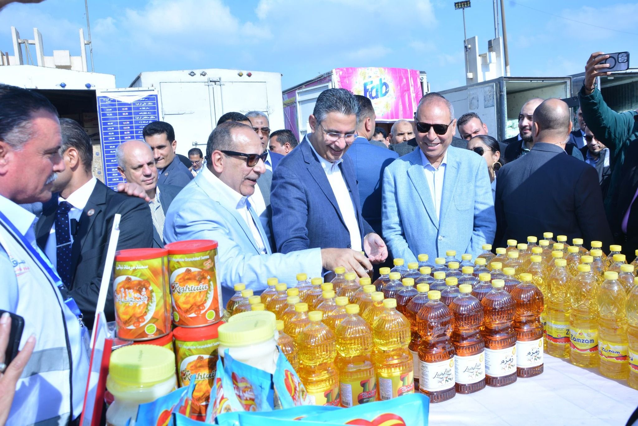 وزير التموين يفتتح سوق اليوم الواحد بخصومات 25%