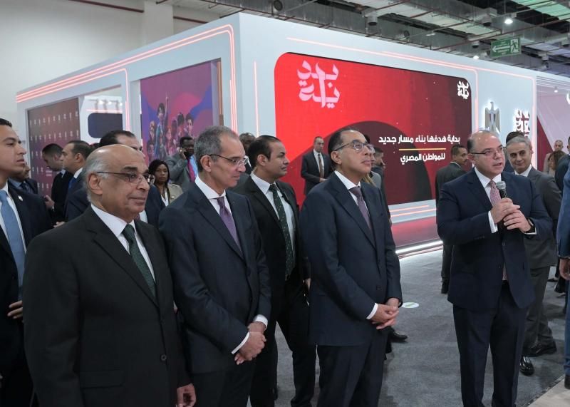 رئيس الوزراء يتفقد أجنحة البنك المركزي و”الرقابة المالية” و”آي سكور” بمعرض...