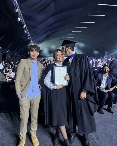 هنا شيحة تحتفل بتخرج ابنها من الجامعة في إنجلترا.. صور تعيش الفنانة هنا شيحة لحظة سعادة وفخر مختلفة هذه الأيام بالاحتفال مع ابنها الأكبر آدم في إنجلترا بتخرجه من إقرأ المزيد