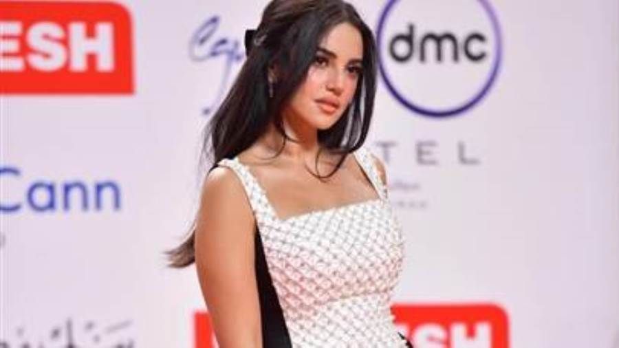  درة تتألق بفستان أبيض وأسود في عرض أحدث أفلامها حرصت النجمة درة على حضور عرض أول تجاربها الإخراجية وين صرنا ضمن فعاليات مهرجان القاهرة السينمائي الدولي في إقرأ المزيد