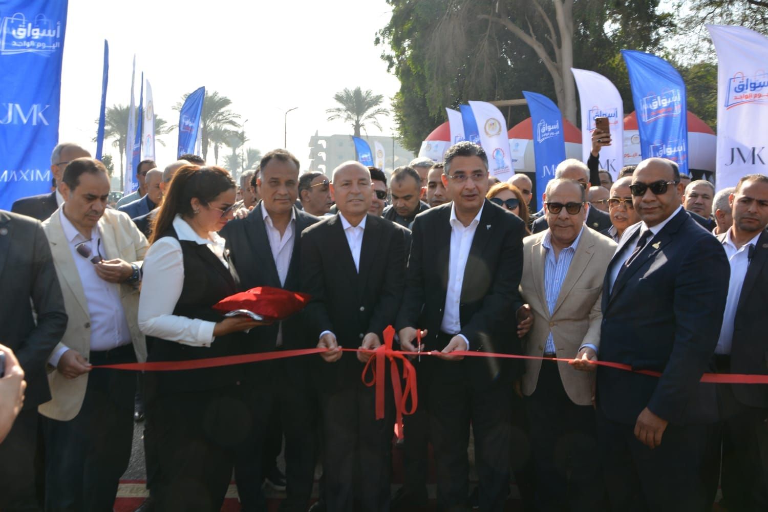 وزير التموين ومحافظ القاهرة يفتتحان سوق اليوم الواحد في…