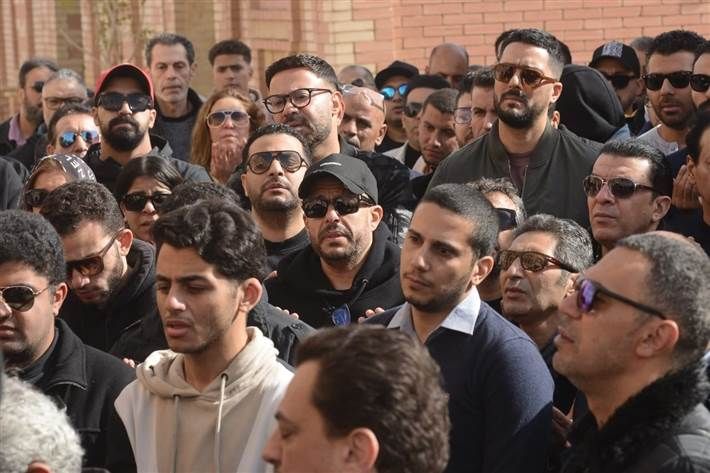 شقيق محمد رحيم يؤكد: الوفاة طبيعية جدل كبير أثير خلال الساعات الماضية حول وفاة الفنان محمد رحيم وإن كانت الوفاة طبيعية أم بها شبهة جنائية.ونفى طا إقرأ المزيد