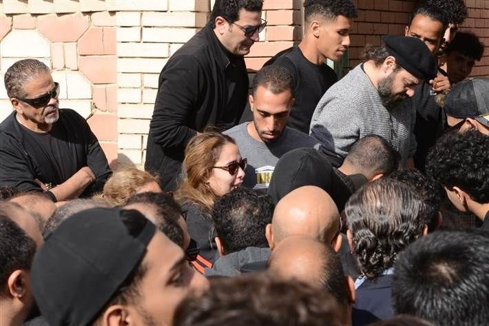 شقيق محمد رحيم يؤكد: الوفاة طبيعية جدل كبير أثير خلال الساعات الماضية حول وفاة الفنان محمد رحيم وإن كانت الوفاة طبيعية أم بها شبهة جنائية.ونفى طا إقرأ المزيد