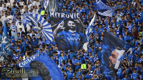 يستفز جمهور الهلال .. اتفرج مشجع نصراوي يحتفل بشكل غير متوقع بعد هزيمة الهلال !