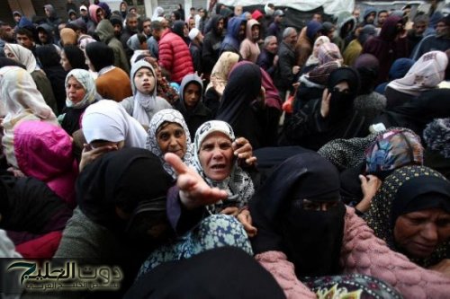 استشهاد 3 سيدات جراء التدافع أمام مخبز في دير البلح