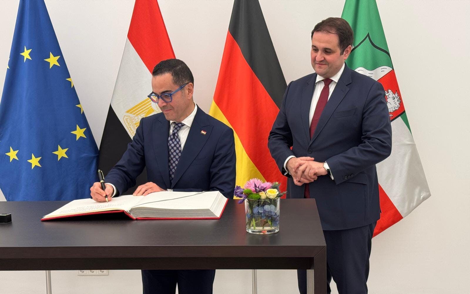 الخطيب يبحث مع نائب رئيس حكومة ولاية شمال الراين ويستفاليا…