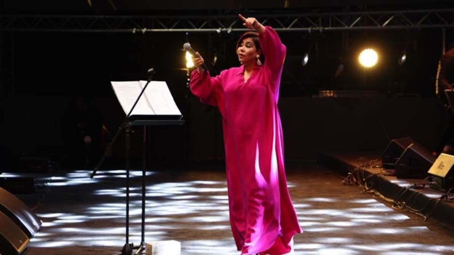 شيرين عبد الوهاب تتألق بفستان واسع من "فالنتينو".. صور التقت الفنانة شيرين عبد لوهاب بجمهورها في الكويت بعد غياب وأحيت مساء الجمعة 29 سبتمبر حفلا غنائيا هناك.أطلت إقرأ المزيد