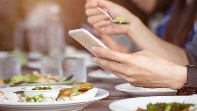 أخبار اليمن : لهذا السبب احذر من استخدام هاتفك أثناء تناول الطعام