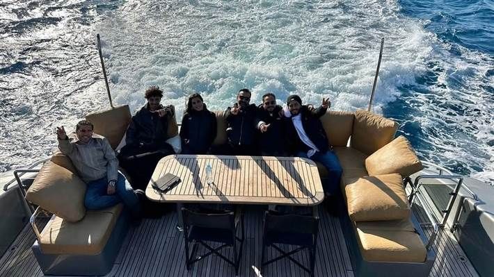 كريم عبد العزيز يعلن موعد عرض أحدث أفلامه "الأرض السوداء"