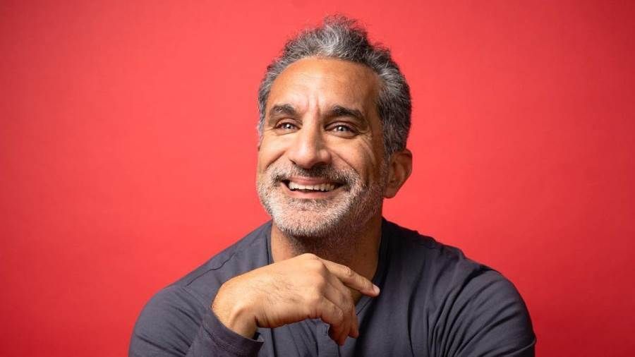 باسم يوسف يفاجئ جمهور Arabs Got Talent بارتدائه للجلباب الصعيدي