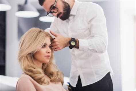 تفسير الحلاق في الحلم رؤية حلاق في المنام