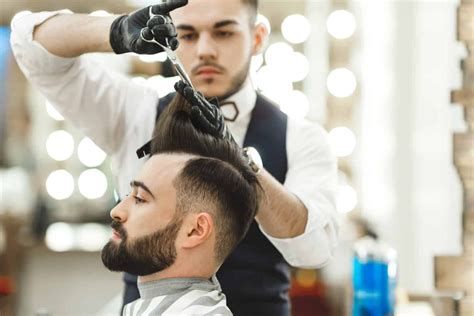 تفسير الحلاق في الحلم رؤية حلاق في المنام