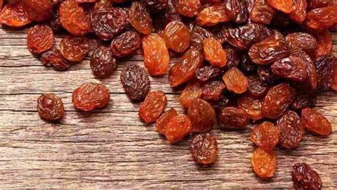 تفسير الزبيب في الحلم رؤيا اكل الزبيب في المنام