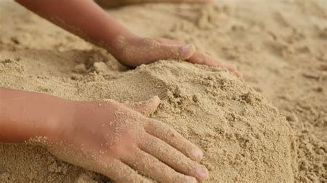 تفسير الرمل في الحلم للبنت العزباء رؤيا رمال شاطئ البحر