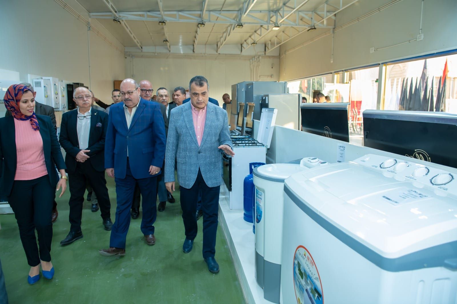 وزير الدولة للإنتاج الحربي يتفقد أحد منافذ بيع المنتجات…