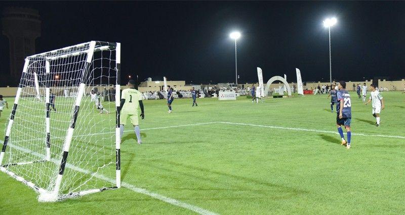 بنك مسقط يشارك فـي افتتاح مشروع إنارة ملعب فريق التضامن بولاية جعلان بني بو حسن