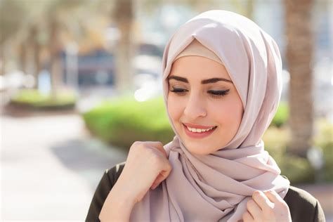 تفسير البنت المحجبه في الحلم رؤية بنت ترتدي حجاب في المنام