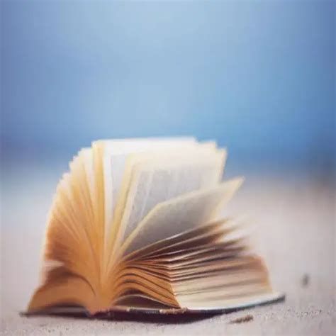 الكتاب في المنام وتفسير رؤية الكتب في الحلم بالتفصيل