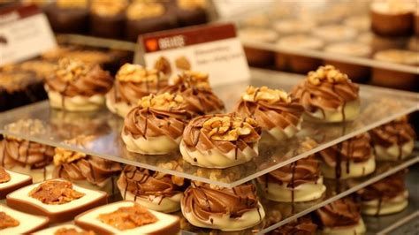 اكل الحلويات في المنام