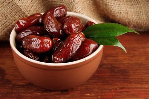 أكل التمر في المنام للعزباء