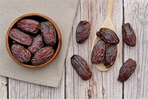 أكل التمر في المنام للعزباء