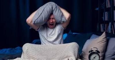 أخبار اليمن : لماذا لا يستطيع البعض النوم ليلاً رغم شعورهم بالتعب؟ دراسة تجيب