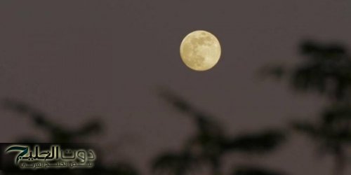 "القمر البارد" يزيّن سماء رفحاء