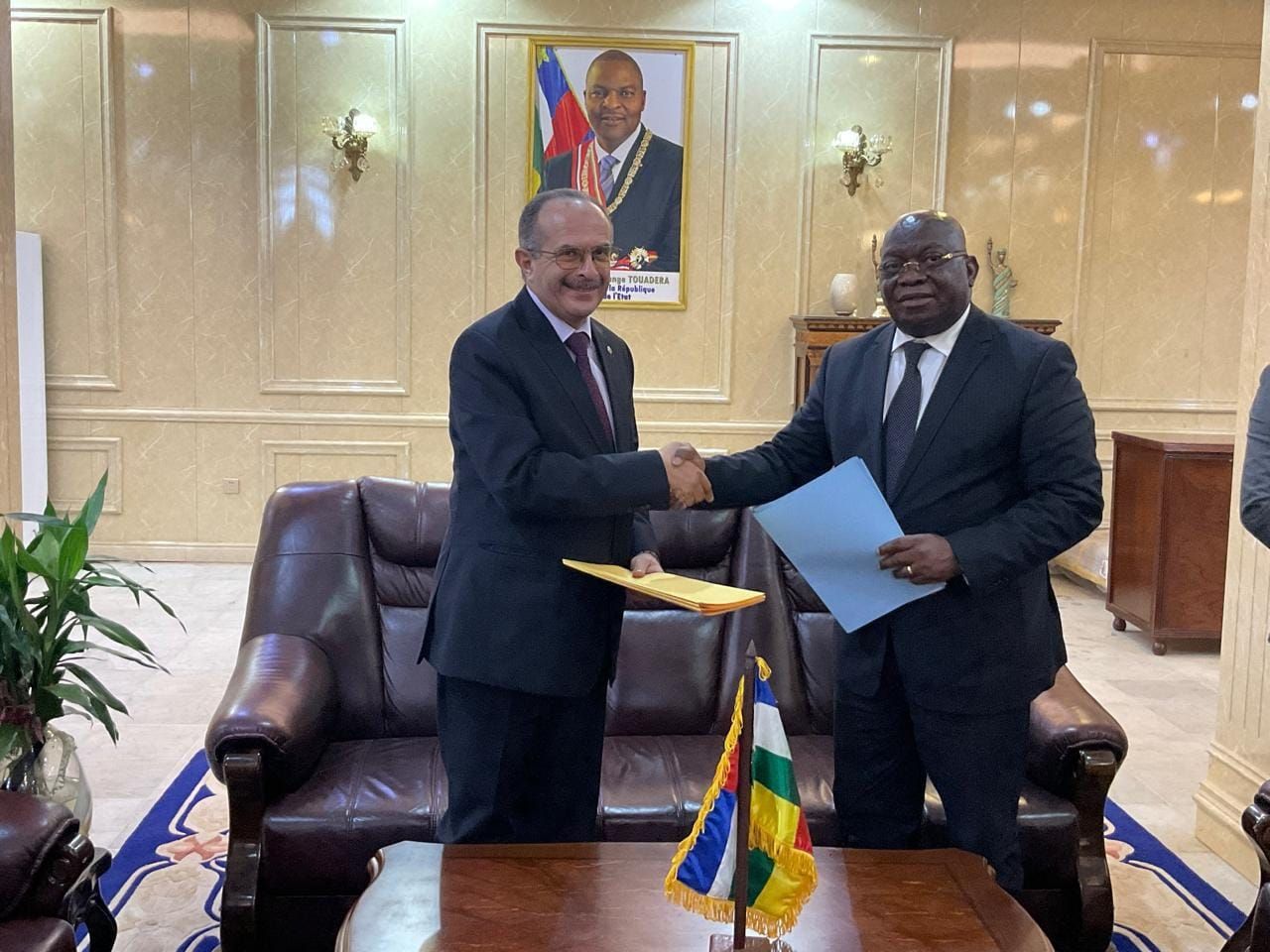 المقاولون العرب توقع بروتوكولًا لإعادة تأهيل طريق بطول 194…